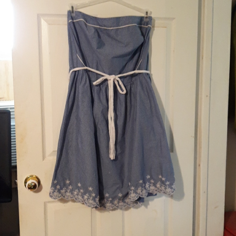 Cute strapless dress fully lined.